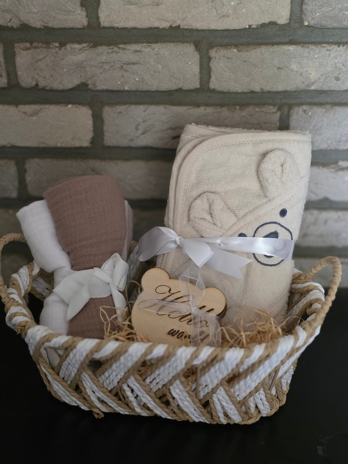 Baby geschenkmand met leeftijdkaartjes