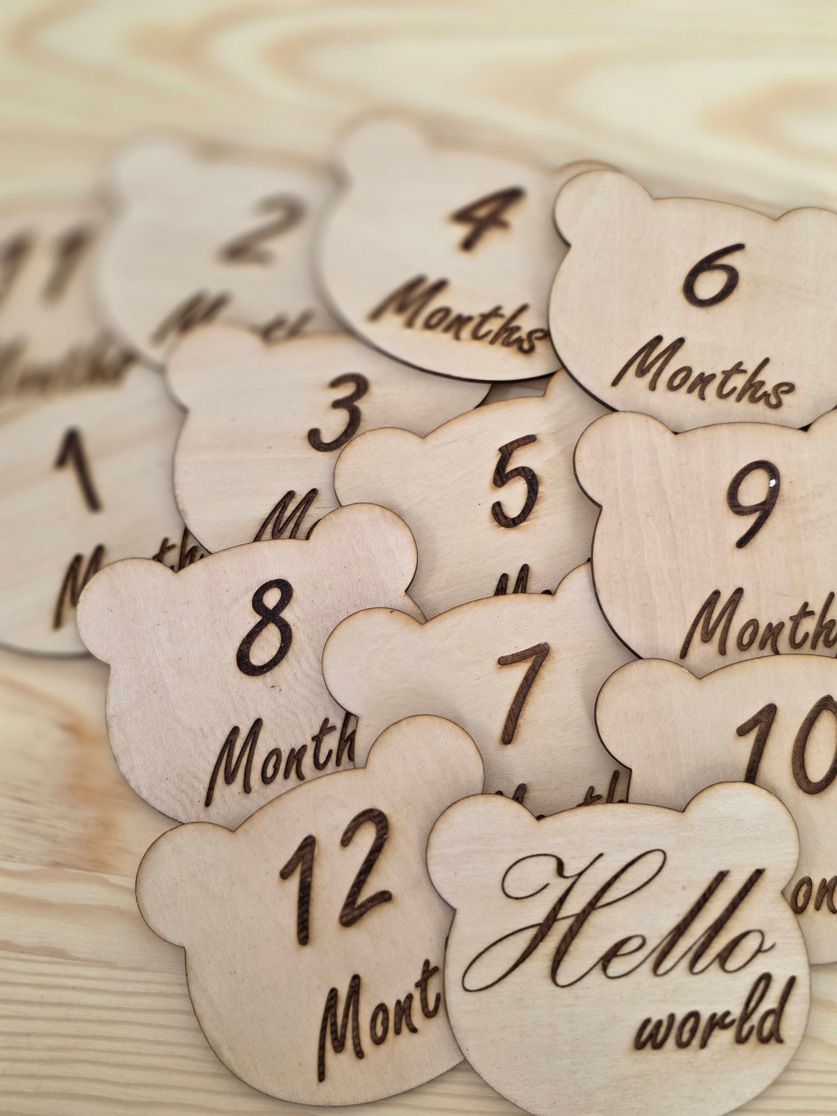 Baby geschenkmand met leeftijdkaartjes